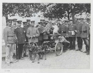 Ein bei Namur erbeutetes, belgisches Maschinengewehr mit Hundebespannung befindet sich in der Kaserne des 5. Garderegiments z.F. in Spandau. Vom Oberkommando in den Marken zur Veröffentlichung zugelassen