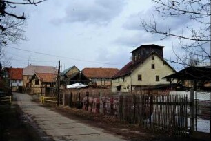 Weg aus dem Dorf zum ehemaligen Waidfeld; Wirtschaftsgebäude