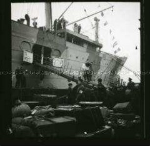 Ankunft von Umsiedlern aus dem Baltikum im Hafen von Stettin