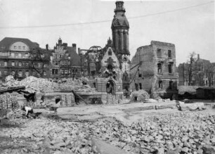 Abriss der Trümmer des Alten Theaters am Tröndlinring : im Hintergrund die Reformierte Kirche und das Hotel Fürstenhof