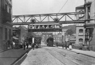 Strassenkreuzung. Schwebebahn Elberfeld : Strassenkreuzung. Schwebebahn Elberfeld. Reproduktion aus: Entwurf einer Schwebebahn in Hamburg / Herausgegeben von der Continentalen Gesellschaft für elektrische Unternehmungen Nürnberg. Nürnberg 1903. Tafel 29 (unten)