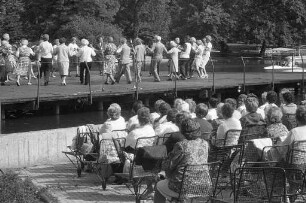 Tanznachmittag des Caritas-Altenwerks für Seniorinnen und Senioren auf der Seebühne im Stadtgarten