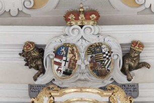 Wappenpaare in Kartuschen — Wappen des Fürsten Heinrich Casimir II. von Nassau-Diez (1657-1696) und seiner Ehefrau Henriette Amalie von Anhalt-Dessau (1666-1726)