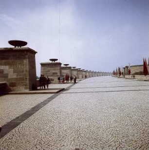 Weimar-Buchenwald. Nationale Mahn- und Gedenkstätte Buchenwald, Mahnmal auf der Südseite des Ettersbergs (1954-1958), Straße der Nationen mit Pylon der Nationen
