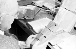 Wittenweiler: Missionar [Adolf] Vielhauer mit Musikinstrument aus Bali