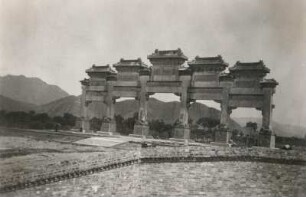 Peking, China. Gräber der Ming-Kaiser (seit 2003 UNESCO-Weltkultur- und Naturerbe) bei Peking (Beijing). Großes fünfbogiges Marmortor, der große Pailu, als Hauptzugang und Ehrenbogen vor dem dreibogigen und dem Roten Tor