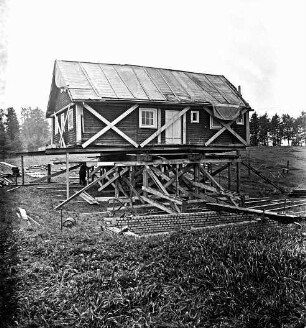 Schulenburg: Umsetzen eines Holzhauses mithilfe eines Trägergerüstes