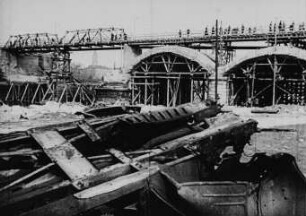 Szene aus der DEFA- Wochenschau "Der Augenzeuge": Bauarbeiten an der Albertbrücke