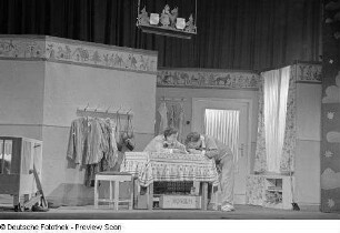 Szene des Theaterstücks "Peterchens Mondfahrt" im Theater der Jungen Welt