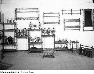 Wandbord : Stand mit Wandborden und anderen Kleinmöbeln aus Empfertshausen