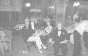 Abendgesellschaft im Salon des Hochseepassagierdampfers "Bremen"