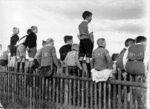 Jungen beobachten die Flugzeuge der Luftbrücke während der Berlin-Blockade