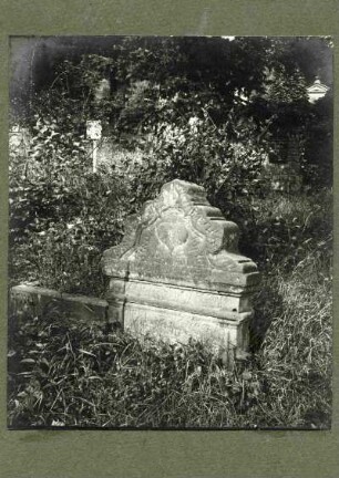 Friedhof. Grabstein um 1720. Juli