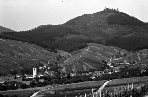 Neuweier: Blick vom Weinberg auf Ort und Yburg, von höher