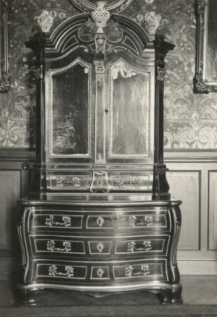 Schreibschrank (geschlossen), sächsisch, um 1745, Polen-Quartier