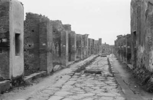 Straße in Pompei : Straße mit Ruinen