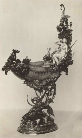 Schale mit dem Bad der Diana, Grünes Gewölbe : Das Bad der Diana. Dianaschale. Dresden, 1704 (Melchior Dinglinger, Figuren von Balthasar Permosers). Chalzedon, Gold, Silber, Elfenbein, gebläutes Eisen, Glas, Email, Diamanten, Perlen; H 38 cm. Dresden: Grünes Gewölbe VIII 305