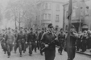 Demonstrationszug der Kampfgruppen des Eisenwerks Erla : Demonstrationszug der Kampfgruppen des Eisenwerks Erla