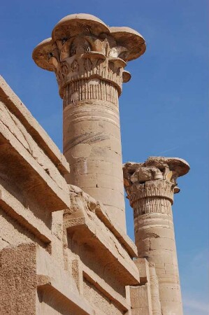 Säulen am Südtor des Tempelkomplexes von Medinet Habu/Luxor