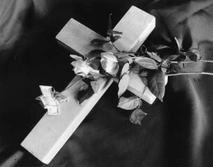 Kreuz mit Rosen