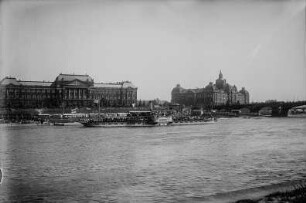 Dresden. Passagierraddampfer "Loschwitz" (1899, Werft Laubegast) beim Wenden unterhalb der Carolabrücke. Blick gegen die Ministerien