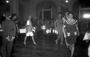 Freudenstadt: Mannequins in Nachtgewändern im Saal