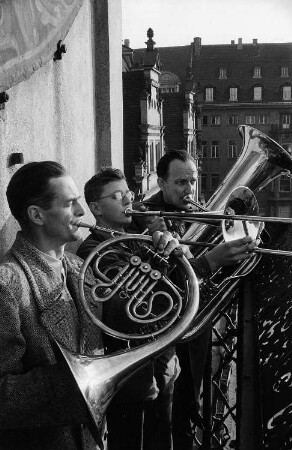 Blasorchester auf dem Balkon des Alten Rathauses