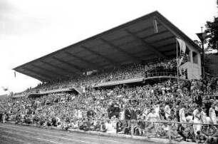 Freiburg: Vorführung im Mösle-Stadion; Tribüne