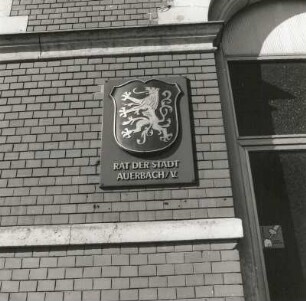 Auerbach, Friedensstraße 51. Verwaltungsgebäude (Rat der Stadt). Stadtwappen (neben dem Haupteingang)