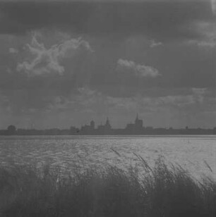 Stralsund. Panorama der Stadt von Rügen über den Strelasund