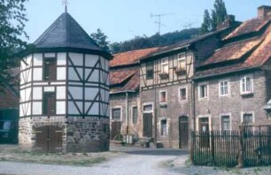Blankenburg. Fachwerkturm in einem Innenhof