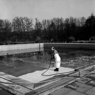 Sportanlagen: Freibad im Schönautal [später Schönau-Bad]: Säuberung des Schwimmbeckens: im Vordergrund Arbeiter mit Wasserschlauch