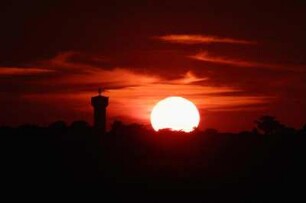 Frankreich. Pays de la Loire. Atlantique. Guerande. Nähe. Marais Salants. Sonne und Wasserturm im roten Abendlicht