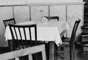 Tisch mit Bierdeckel ("Hanseat") in einer Gaststätte