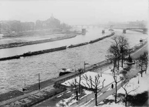 Dresden. Schleppzug auf der Elbe, mit zerstörter Carolabrücke und Brücke der Einheit (Albertbrücke) : Dresden. Blick vom ehemaligen Ständehaus stromauf mit Schleppzug auf der Elbe, im Hintergrund zerstörte Carolabrücke und Brücke der Einheit (Albertbrücke)