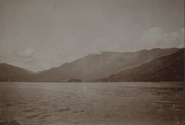 Marginal mountain of the Tanganyika near Kapampa, Congo State