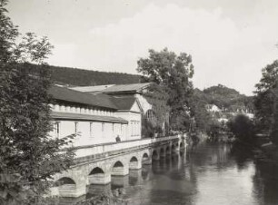 Bad Kissingen, Brückendamm : Bad Kissingen. Basar am Brückendamm. Ansicht über die Fränkische Saale