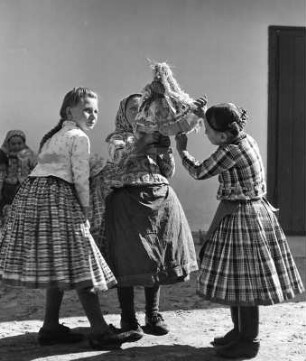 Kinderbilder. Drei Mädchen mit Puppen. (wahrscheinlich in Csömör)