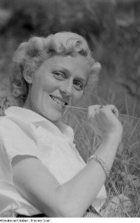 Porträt einer Frau, auf der Wiese liegend