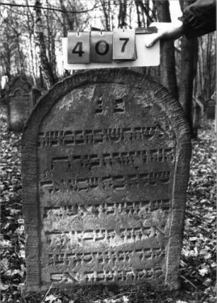 Grabstein 407 (Index: 99752666) Material: Sandsteinb Zustand: leicht verwittert mit Textverlust Maße HxBxT: 89x64x9 cm Beschreibung: Stele, Rundbogenabschluß, Schriftfeld eingetieft: Grabstein 407