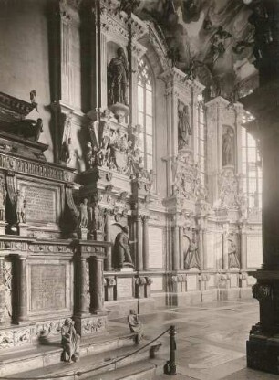 Begräbniskapelle der Wettiner mit Moritzmonument : Dom - Kurfürstliche Begräbniskapelle von Nosseni und de Cesare mit den Nischen, links Teil des Moritz-Monument sichtbar