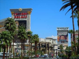 Straßenszene am Las Vegas Boulevard mit Mirage Hotel und Caesars Palace : Beiderseits des ca. 6 Kilometer langen Las Vegas Boulevard ("the strip") stehen die Hochhaushotels und Vergnügungsstätten der Spielerstadt, aufgenommen in Las Vegas am 9. August 2012