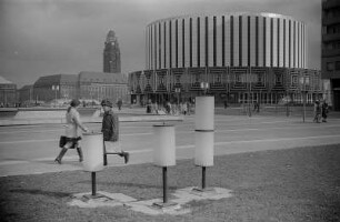 Dresden. Blick auf das Rundkino, im Hintergrund das Rathaus