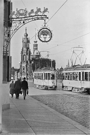 Dresden-Neustadt. Blick vom Narrenhäusel über die Augustusbrücke gegen Katholische Hofkirche