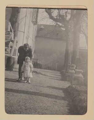 Christiane von Hofmannsthal als Kleinkind mit Hugo von Hofmannsthal im Rodauner Garten