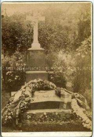 Geschmücktes Grab auf einem Friedhof