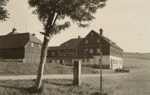 Oberwiesenthal. Gasthof "Neues Haus" : Oberwiesenthal (Kr. Annaberg) Berggasthof "Neues Haus" Fichtelbergstraße 2, an der Grenze, mit kursächsischer Distanzsäule
