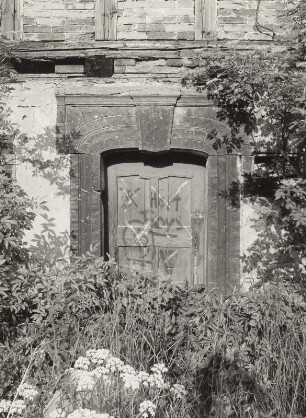 Mobschatz-Altleuteritz, Altleuteritzer Ring 2. Ehem. Bauernhof (M. 19. Jh.). Seitengebäude (Ruine), Portal