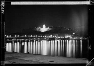 Budapest: beleuchtete Hofburg