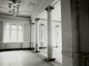 Dresden-Neustadt, Proschhübelstraße 8. Ehemalige Kaserne der Sowjetarmee (Stabsgebäude der 11. Gardepanzerdivision). 1. Obergeschoss, Mittelbau. Teilansicht eines Saales mit zwei Säulen